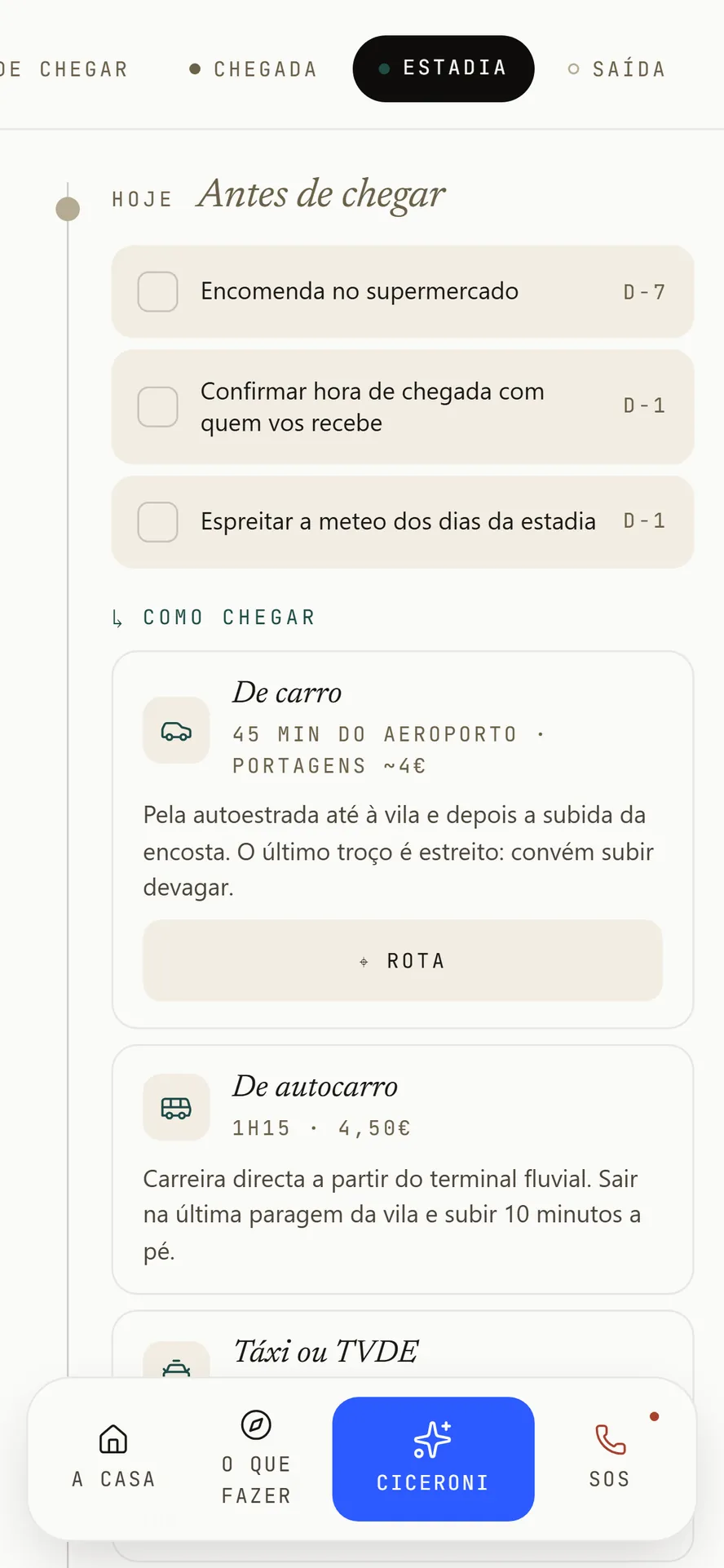 O guia no telemóvel, aberto no capítulo «Antes de chegar»: a lista de preparativos da estadia e as formas de chegar a casa — de carro, de autocarro, de táxi — com tempos e custos.